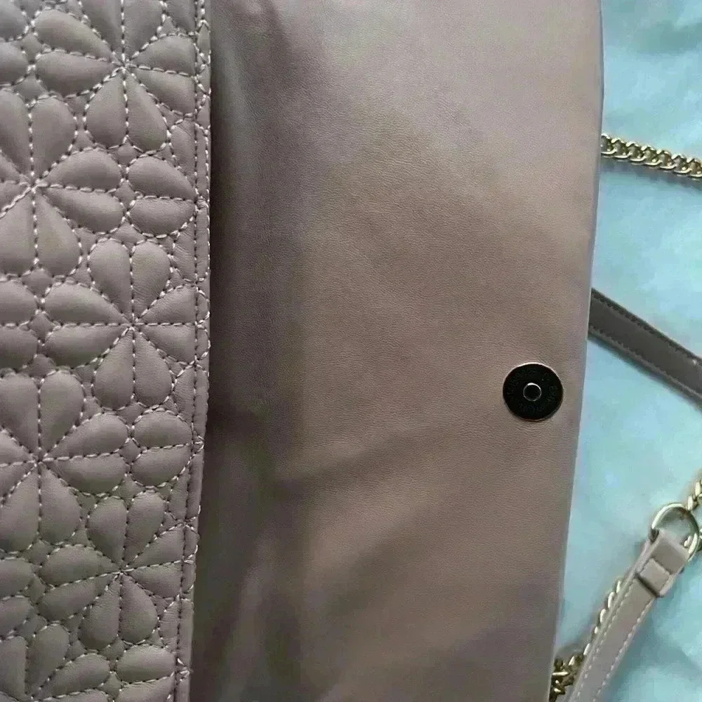 Bagamour Pink Crossbody Bag with gold chain - Picture 9 of 14
